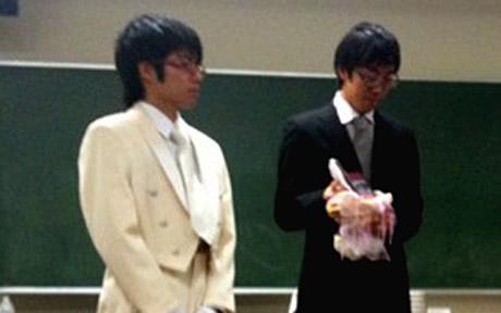 日本男子舉行隆重儀式與電腦游戲人物結婚