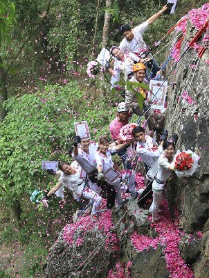 泰國情侶情人節前婚禮別出心裁 “上天入海”花樣百出