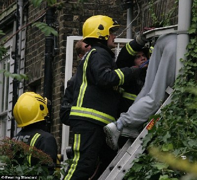 英國最衰笨賊被卡窗戶6小時(shí) 行竊未遂反丟衣服