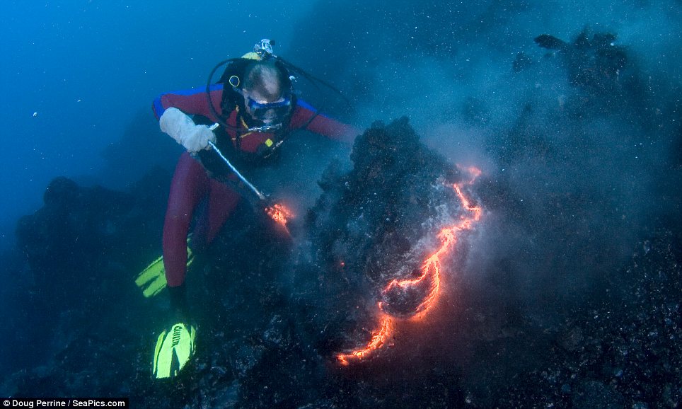 在海下與火山“共舞” 潛水者徒手為熔巖“做造型”