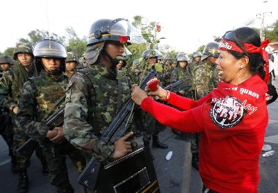 泰國反政府示威者逐漸撤退 騷亂共致2死113傷