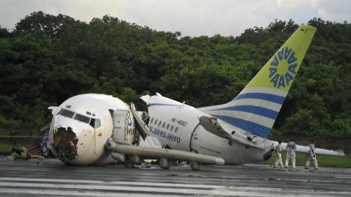 遭雷擊客機乘客回憶“驚魂一刻” 駕駛員表現(xiàn)出色