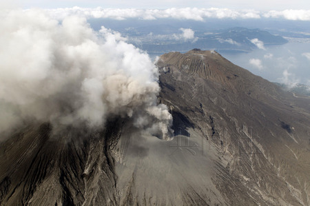 日本鹿兒島市昭和火山口發生爆炸性噴發（圖）