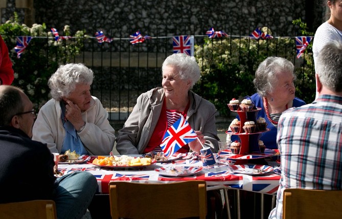 英民眾歡慶女王登基60年 旗幟飄揚、眼鏡蛋糕熱銷