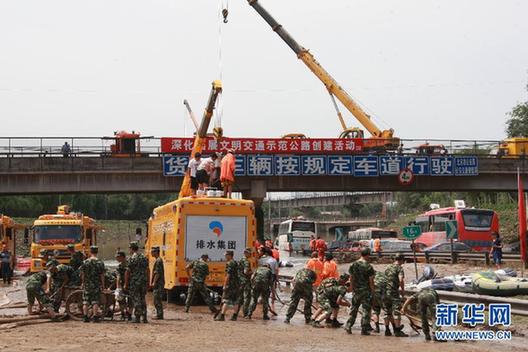 救援人員向京港澳高速公路疏通發起最后沖鋒