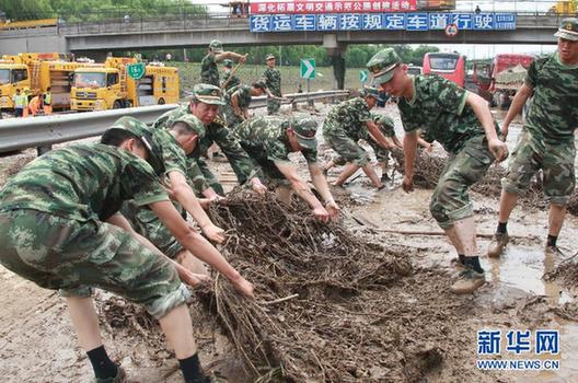 救援人員向京港澳高速公路疏通發起最后沖鋒