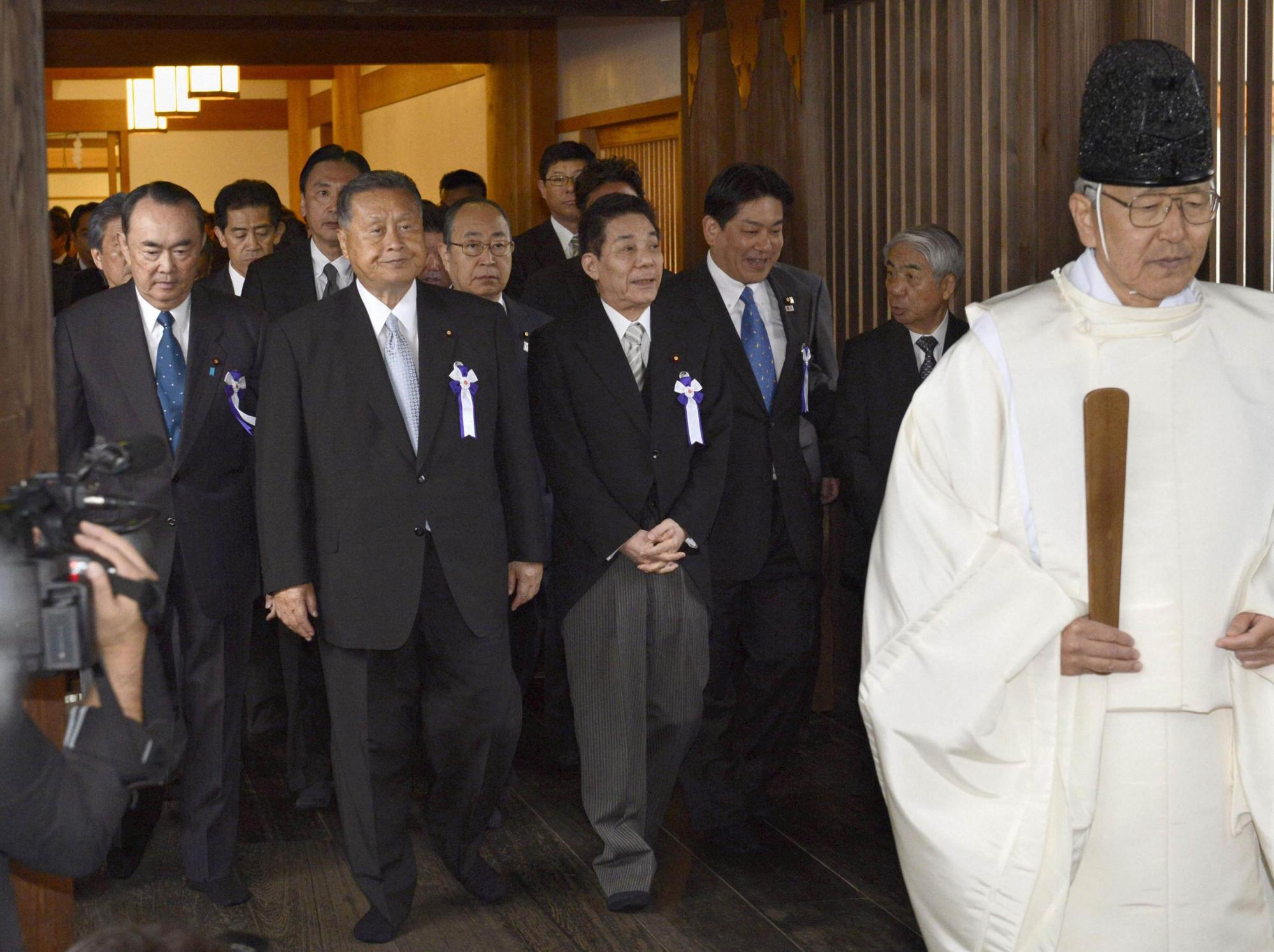 日本67名議員參拜靖國神社 首相深陷內憂外患借酒消愁