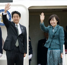 日本首相安倍晉三啟程訪問蒙古