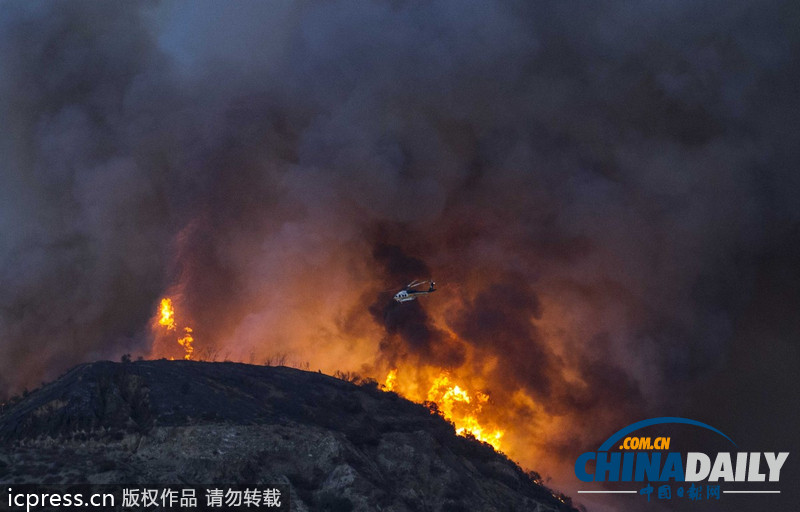 美洛杉磯發生山火 火勢兇猛出動直升機救火（圖）