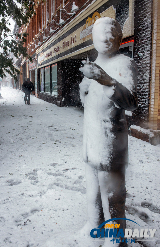 美中西部遭遇罕見暴風雪 積雪近尺林肯像被覆