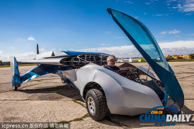 斯洛伐克“飛車”試飛成功 乘車翱翔天空不是夢