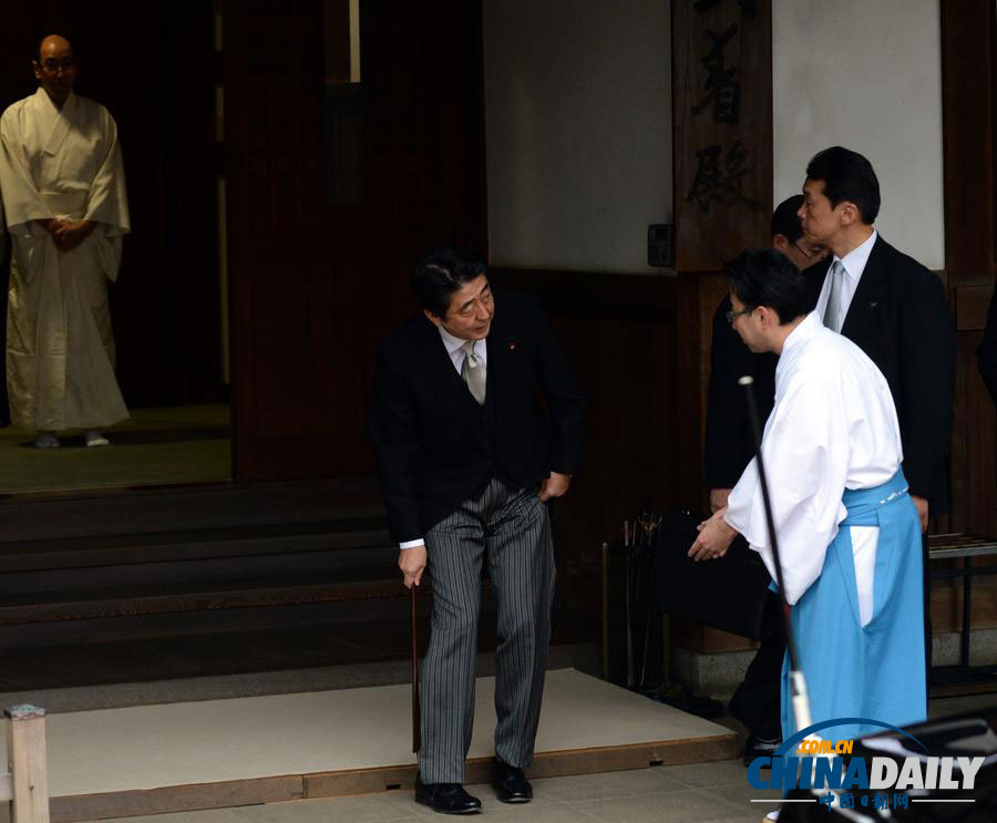 安倍晉三在神職人員引領下參拜靖國神社