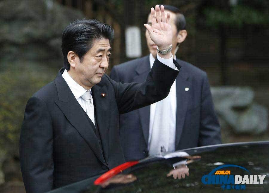 安倍晉三在神職人員引領(lǐng)下參拜靖國(guó)神社