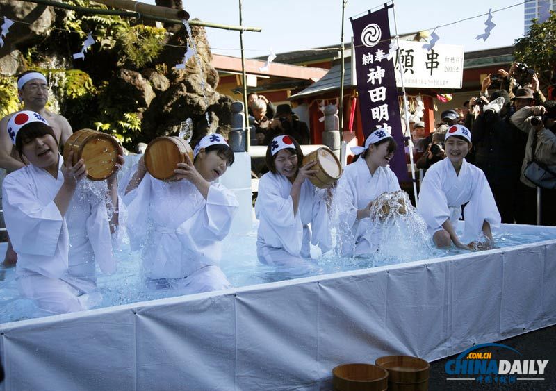 為凈化身體和靈魂 日本神道教信徒無論男女自潑冰水