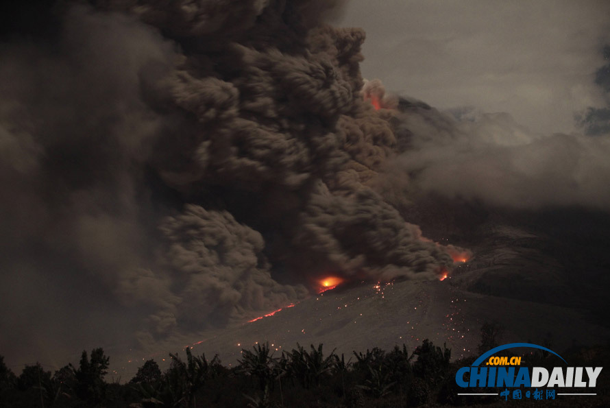 組圖：印尼錫納朋火山持續噴發 煙塵滾滾遮天蔽日