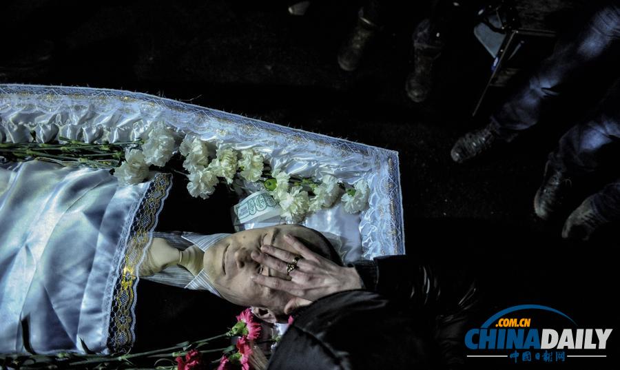 烏克蘭民眾雨中悼念死難者 季莫申科現身獨立廣場