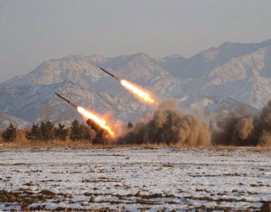 朝鮮向半島東部海域發(fā)射飛行物 疑為火箭炮