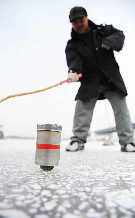 Songhua River section of Harbin begins freezing up