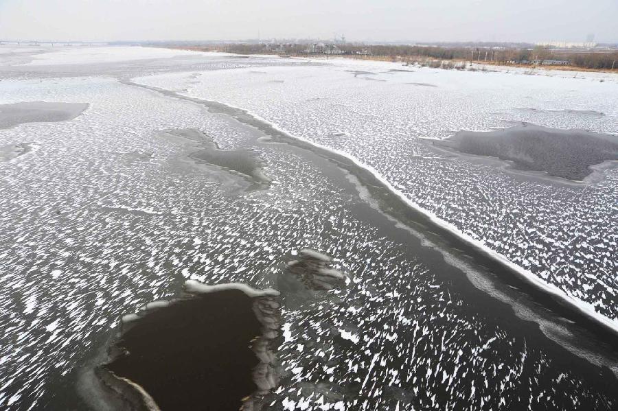 Songhua River section of Harbin begins freezing up