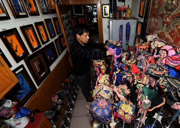 10 thousand pieces of handicrafts displayed in collector's home