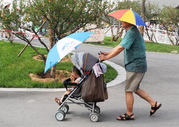 People visit Int'l Horticultural Expo park as Xi'an embraced sunny day