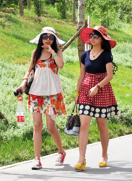 People visit Int'l Horticultural Expo park as Xi'an embraced sunny day