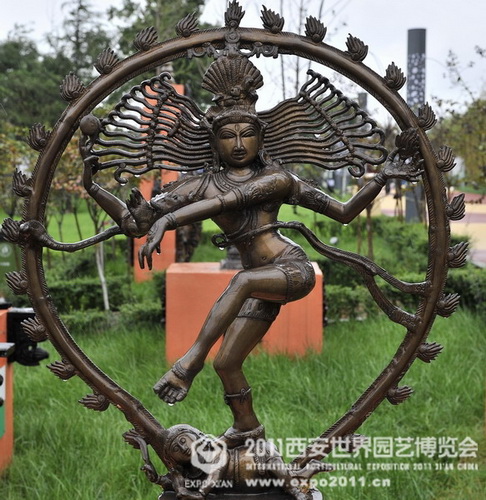 The romantic Xi'an Expo Park in the rain