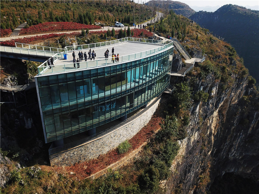 Floating art museum catches the eye in Guizhou