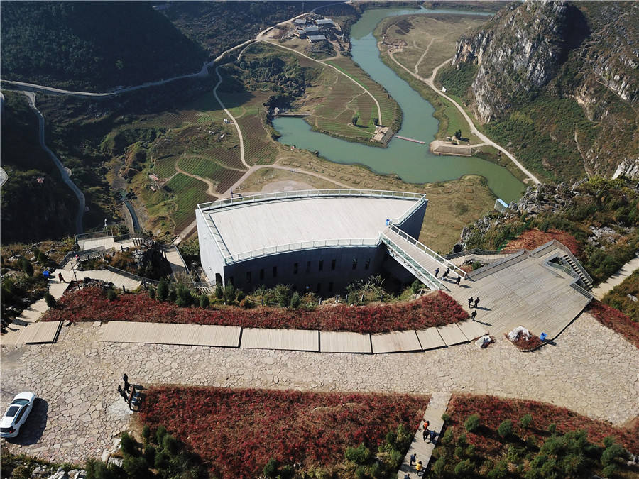 Floating art museum catches the eye in Guizhou