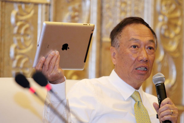 Foxconn chairman meets press in Guiyang