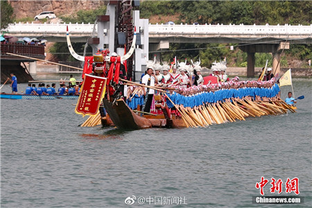 World's longest dragon boat sails in Guizhou