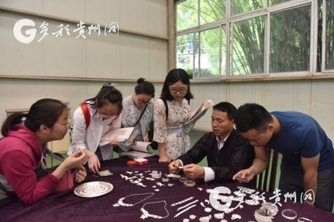 People of Guiyang experience the restoration of cultural relics