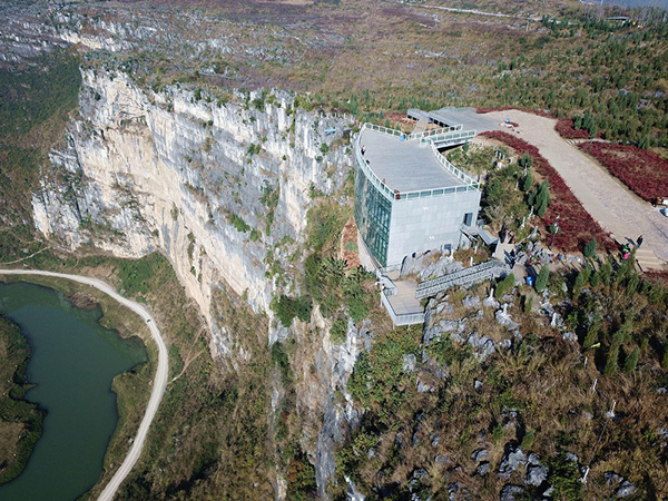 Gallery on cliff in China's Guizhou wows tourists