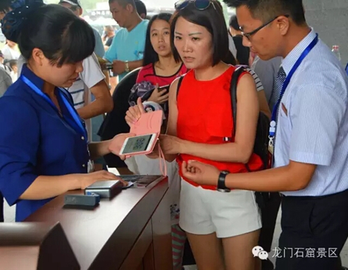 Visitors enjoy smart 'Internet Plus' tourism in Longmen Grottoes