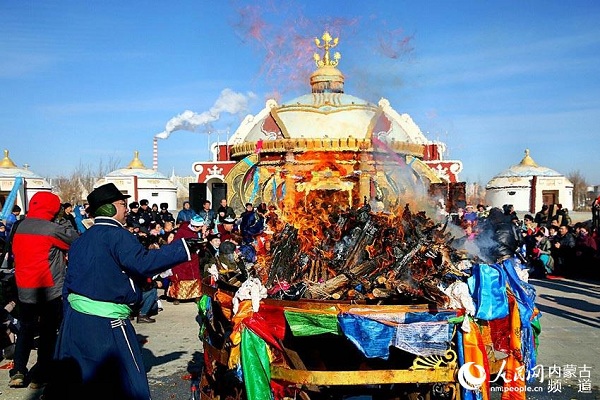 Mongolians exalt fire spirit in Bayannur