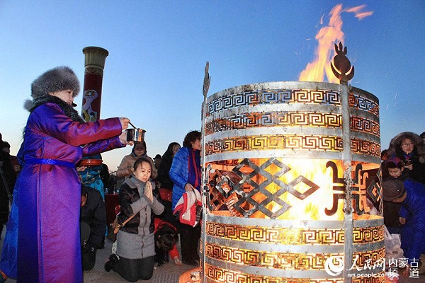 Mongolians exalt fire spirit in Bayannur