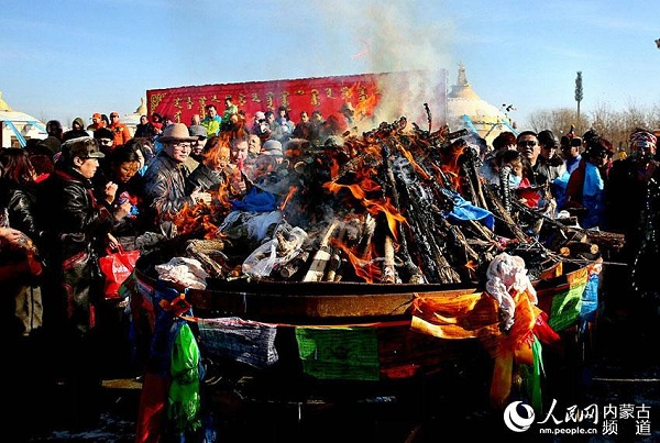 Mongolians exalt fire spirit in Bayannur