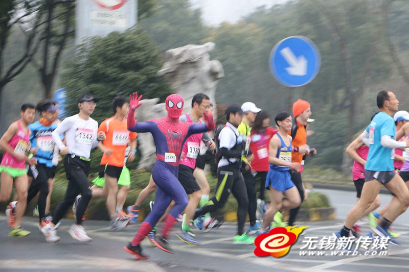 Spider-Man, the God of Wealth and Super Mario at the Wuxi Marathon