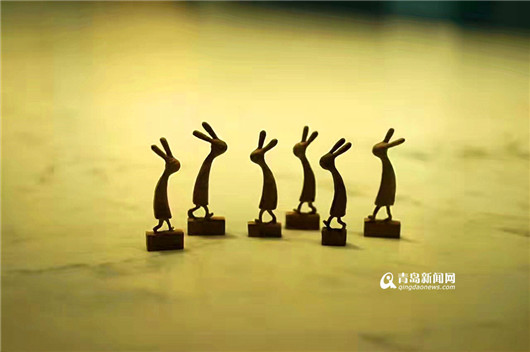 Young Qingdao carpenter's fun of making wooden rabbits