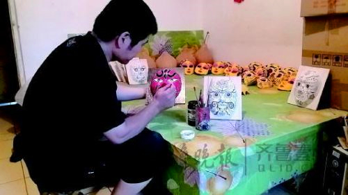 Shandong intangible cultural heritage classroom: paint your own shehuo mask