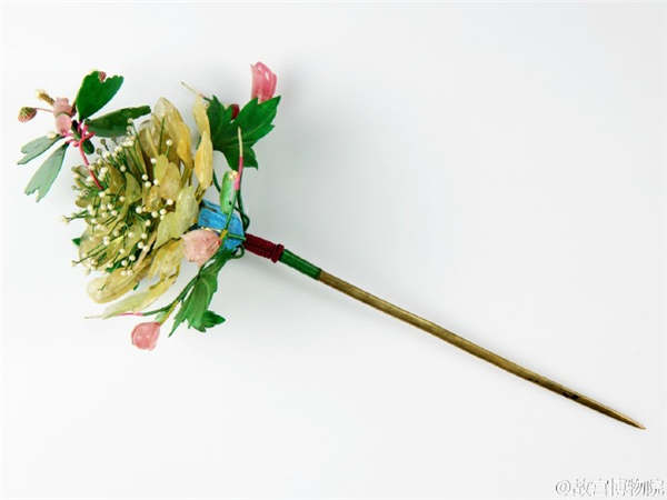 Flower hairpins brighten the spring