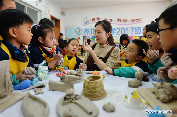 Pupils make earthenware works in Qingdao