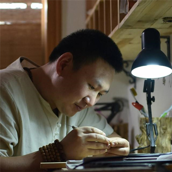 Children learn peach pit carving in Shandong