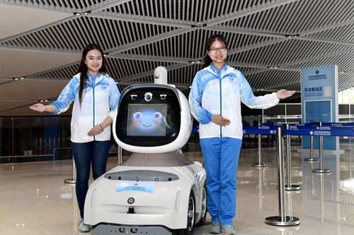 Volunteers at media center ready for SCO Qingdao Summit