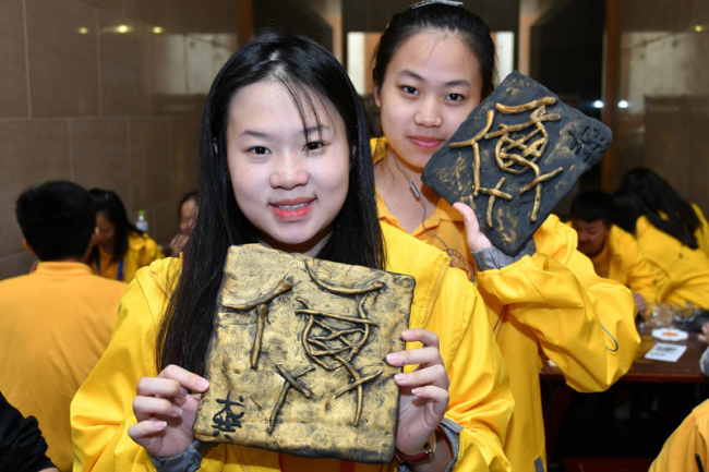 Philippine teenagers explore Chinese characters in Yantai