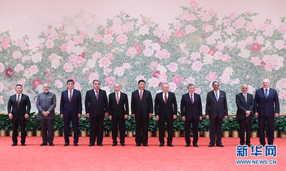 Farmers' painting add color to lobby of Qingdao SCO summit