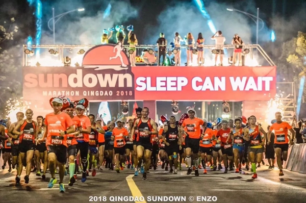 Night owl runners take part in Qingdao Sundown Marathon