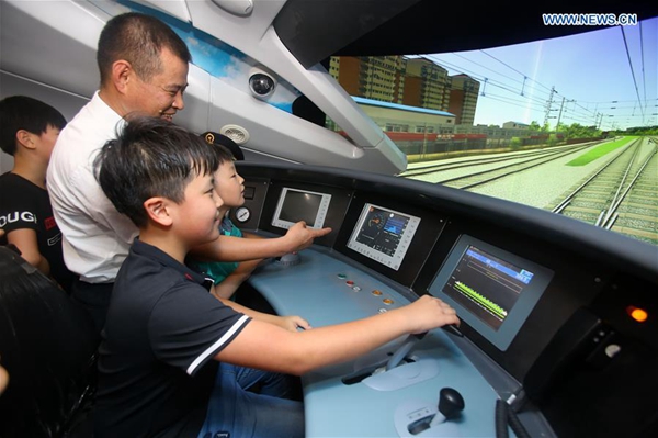 Students learn history of Chinese modern railway development during summer vacation