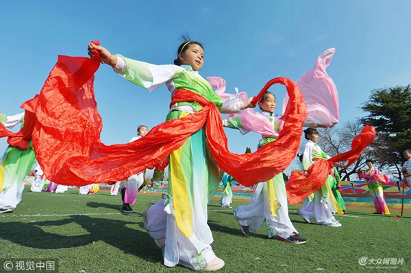 Yangko dance enriches school life in Qingdao