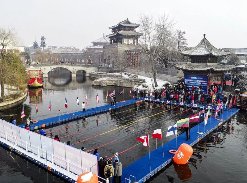 Intl winter swimming festival held in Taierzhuang ancient town